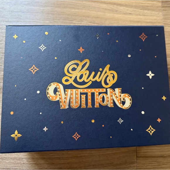 BRAND NEW Louis Vuitton Cream Purse - Picture 7 of 9